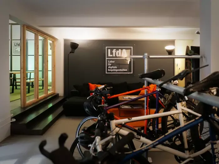 Lfda Eingangsbereich mit Fahrradgarderobe